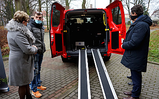 Mikrobus do przewożenia osób niepełnosprawnych trafił do DPS-u w Braniewie